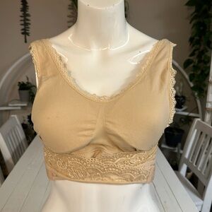 Large Shapeware bra with extra support 90% nylon 10%